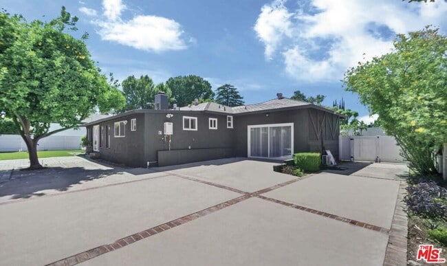 Building Photo - 23046 Leonora Dr
