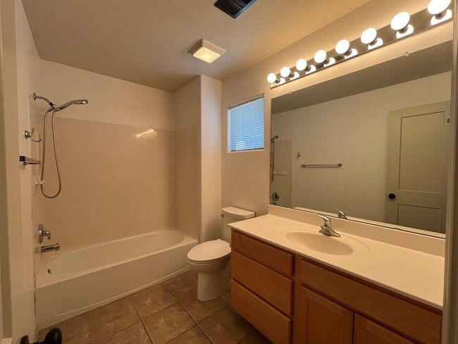 Building Photo - Modern 2 Bedroom 2 Bathroom NW Home In A G...