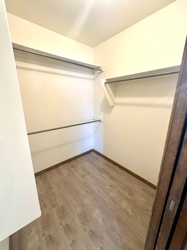 Building Photo - Spacious 3 Bedroom, 2 Bath Home!  Don't Mi...