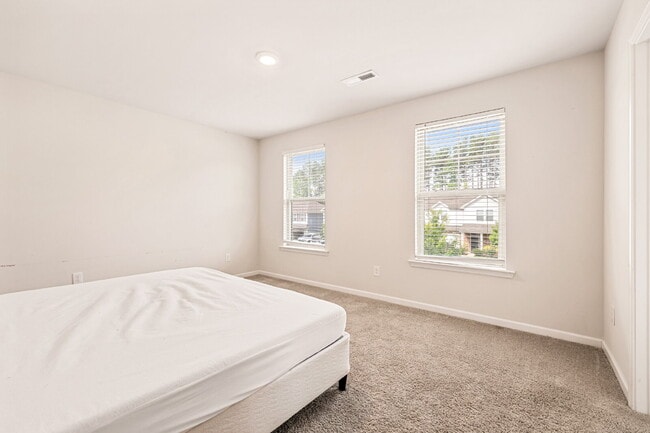 Building Photo - MOVE IN SPECIAL $600 off First Month!!!! Spacious 4-Bedroom Gem with 2.5 Baths –2216 Sussex Road ...