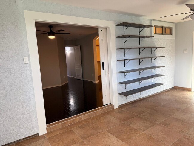 Building Photo - 1945 E Aloe Pl