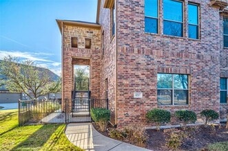 Building Photo - 4317 Pecan Knoll Dr