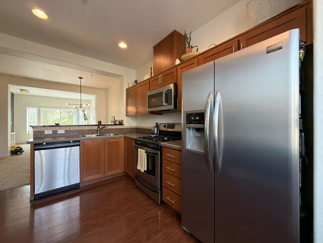 Building Photo - 10721 NE Gateway Pl