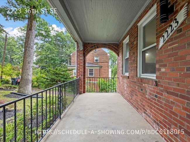 Building Photo - Vintage Hillcrest Home with huge Backyard