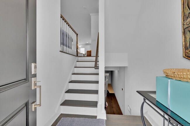 Building Photo - 8 Brentwood Cir