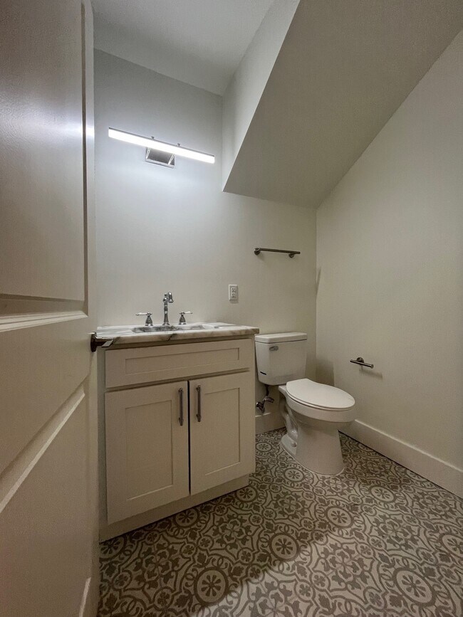 Building Photo - 930 Helios Ave