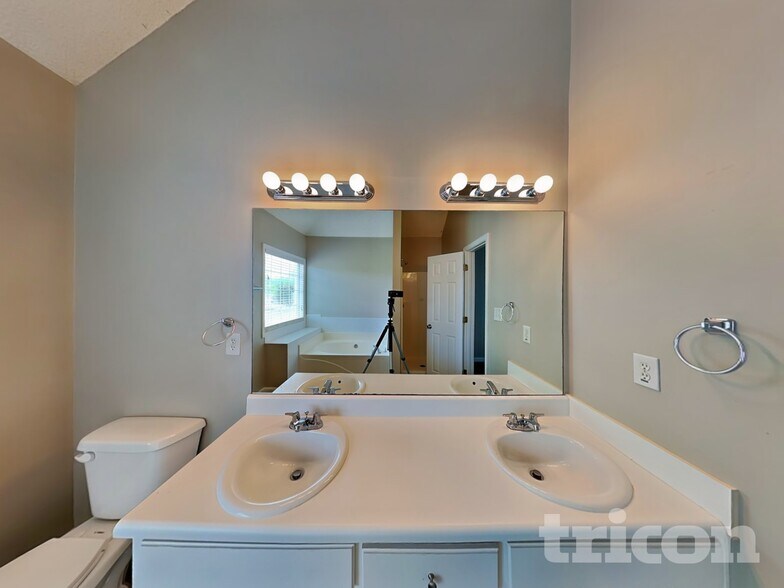 Building Photo - 1055 Maria Dr