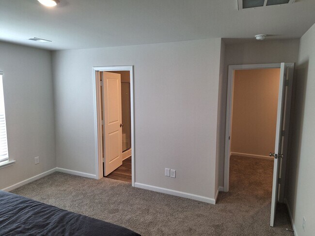 Building Photo - 725 Gatestone Ln