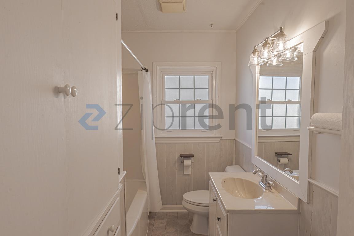 Building Photo - 1418 W Shepherd St