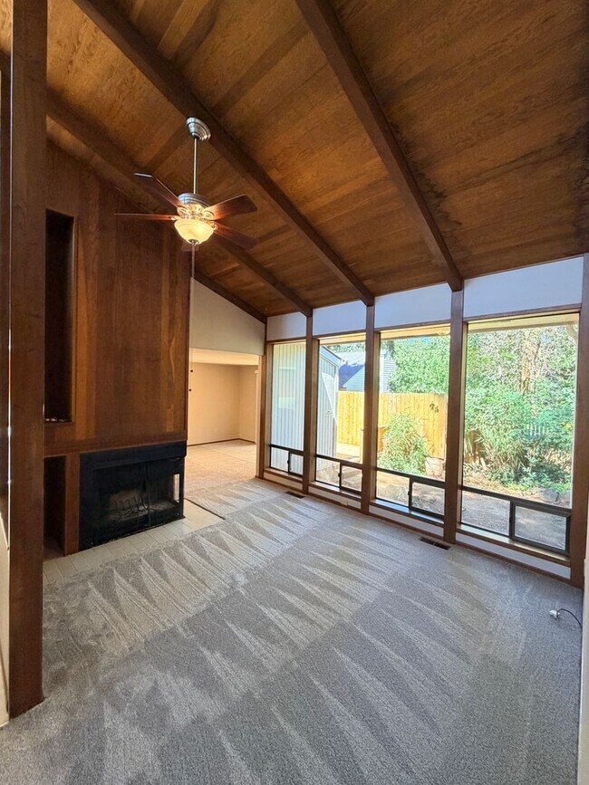 Building Photo - Two Bedroom Duplex in South Salem