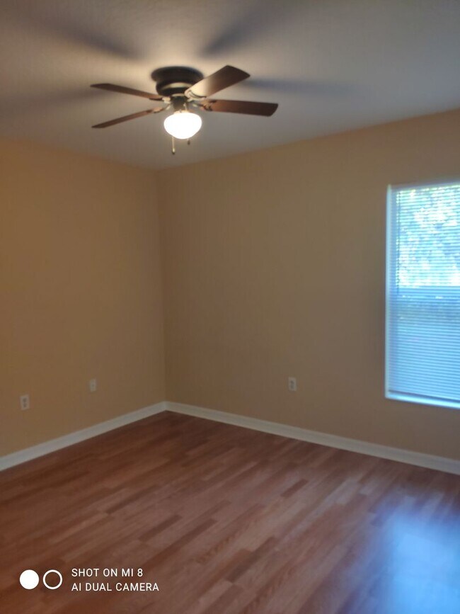 Building Photo - 3/2/2 House with screened in porch, on a c...