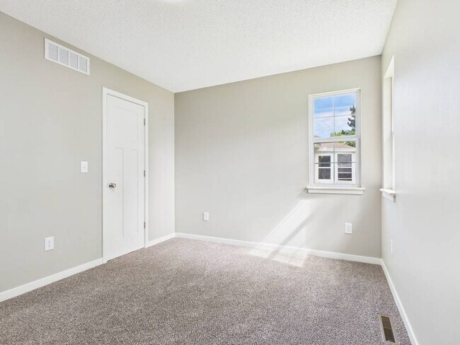 Building Photo - 1206 Foxridge Dr