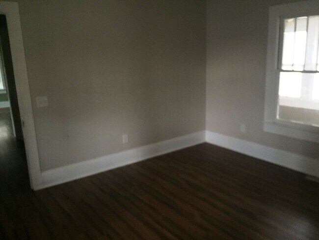 Building Photo - Charming townhouse convenient to downtown Concord!