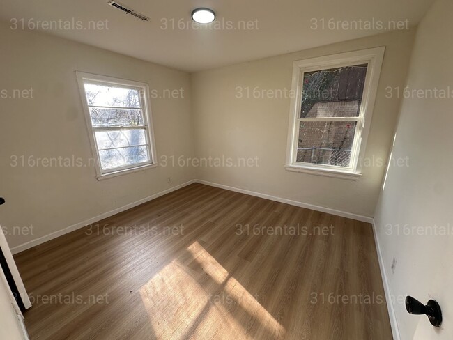 Building Photo - $925 - 3 bedroom/ 1 bathroom - Single Family Home