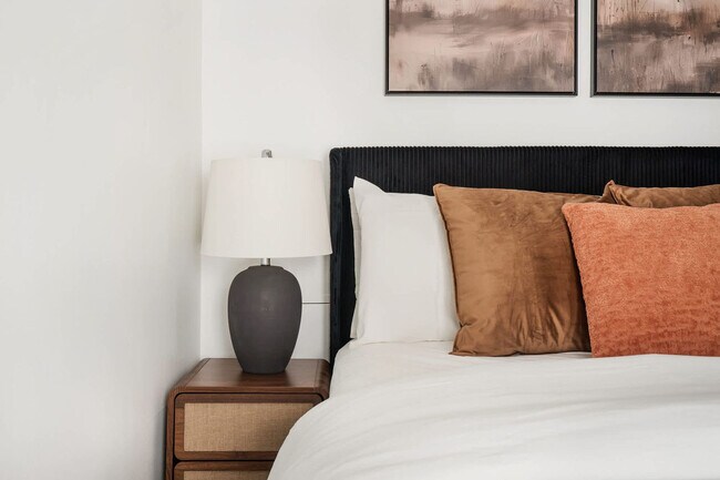 Building Photo - 10 5th Ave