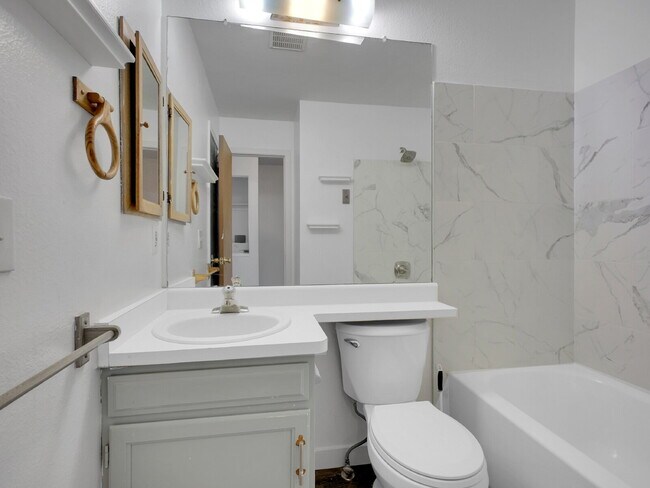 Building Photo - $1,795 // 2-Bed 1-Bath Charming Rowhome in...