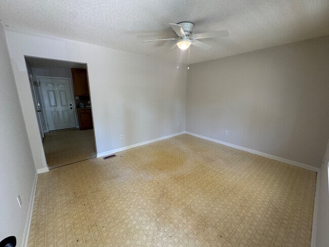 Building Photo - 2105 Harpertown Dr