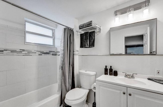 Building Photo - 2001 Washington St