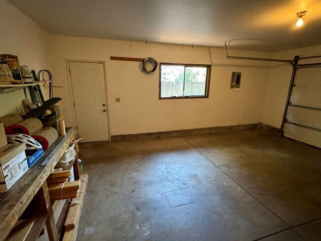 Building Photo - 3 Bedroom House off Harlow Rd.