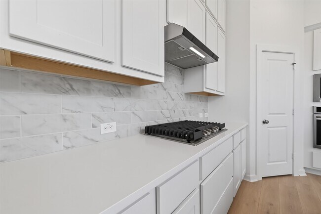 Building Photo - 16739 Lake Austin St