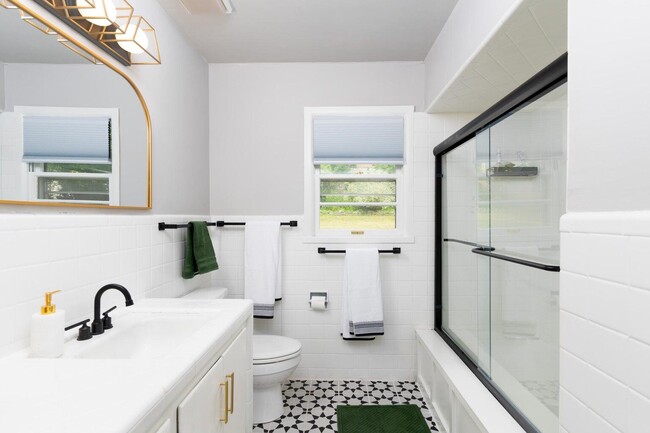 Building Photo - 376 Crown Point