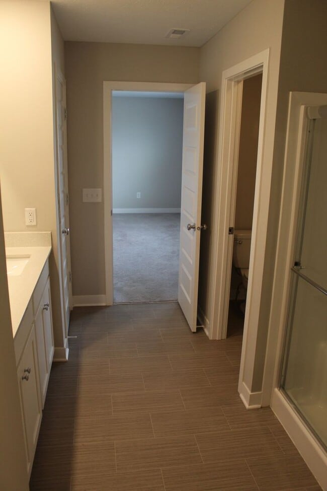 Building Photo - Spacious 5 BR Home in Avon Schools!