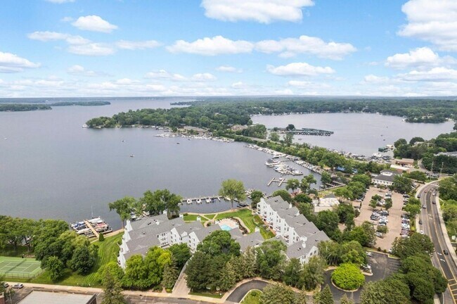 Building Photo - Spacious Main-Level Living in the Heart of Excelsior