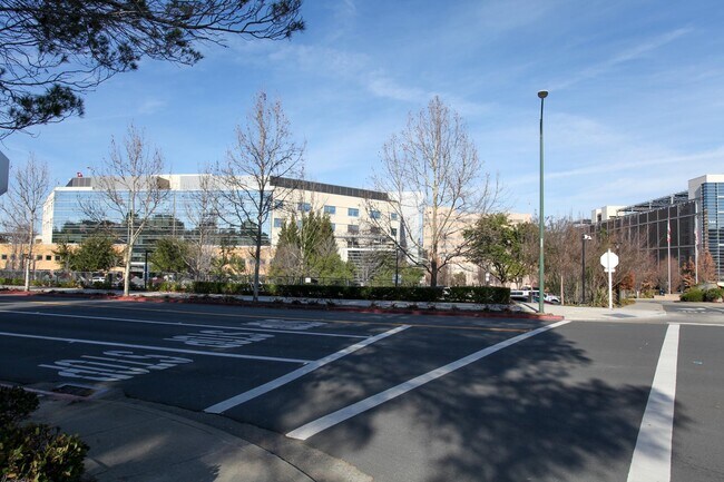 Building Photo - 1632 Siskiyou Dr