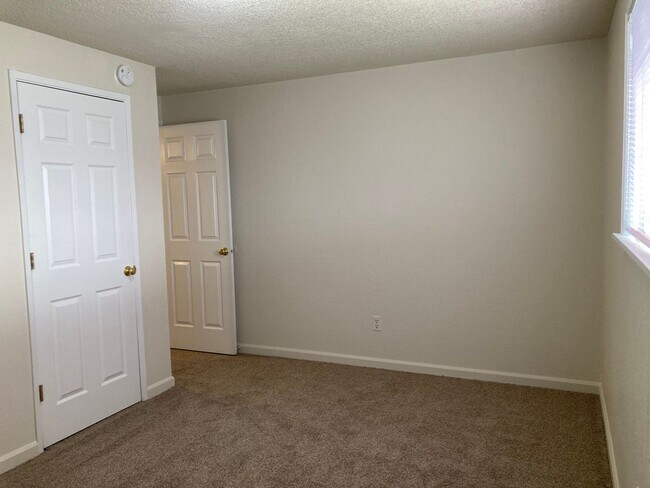 Building Photo - One Level Living w/ Private Oversized Backyard