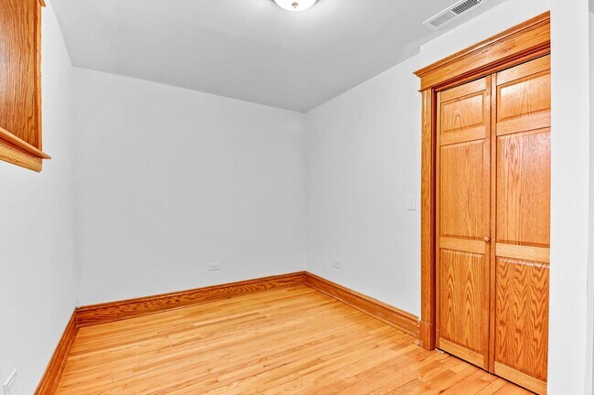 Building Photo - 3806 N Greenview Ave