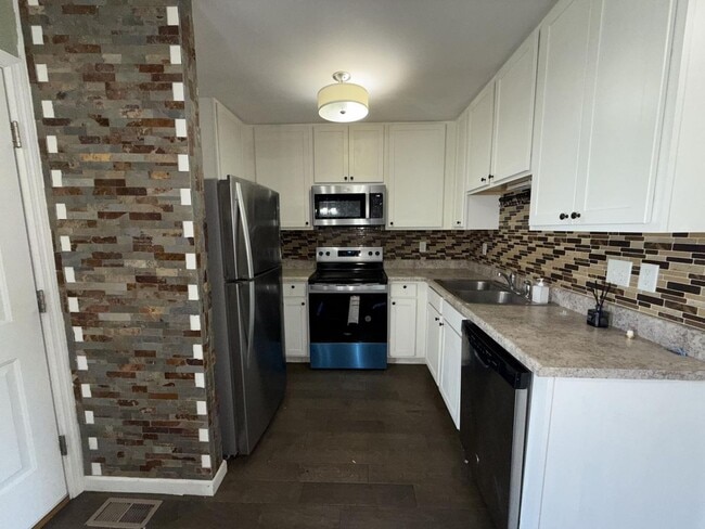 Building Photo - Beautiful 3 Bedroom / 2.5 Bath for Rent in Maryland Heights !