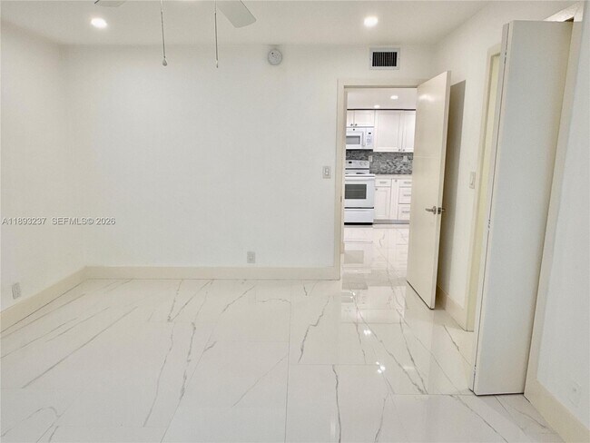 Building Photo - 5415 Collins Ave