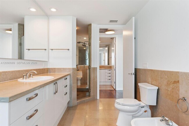 Building Photo - 5959 Collins Ave