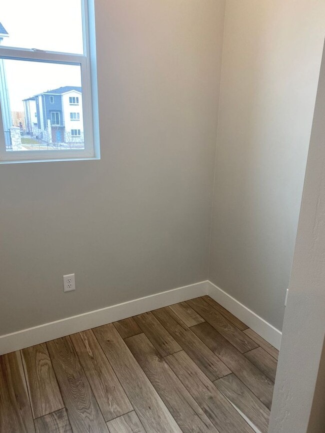 Building Photo - 2 WEEKS FREE - 4 Bed 3 Bath Townhome Available mid-July in American Fork!