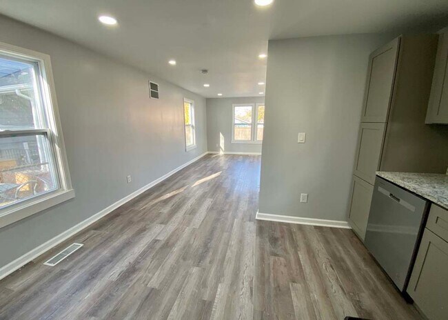 Building Photo - 2-Bedroom, 1 Bath Single Family for Rent in Middletown , OH|  Modern Kitchen