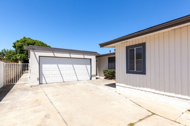 Building Photo - 4 Bedroom Home in Bay Park with Office and...
