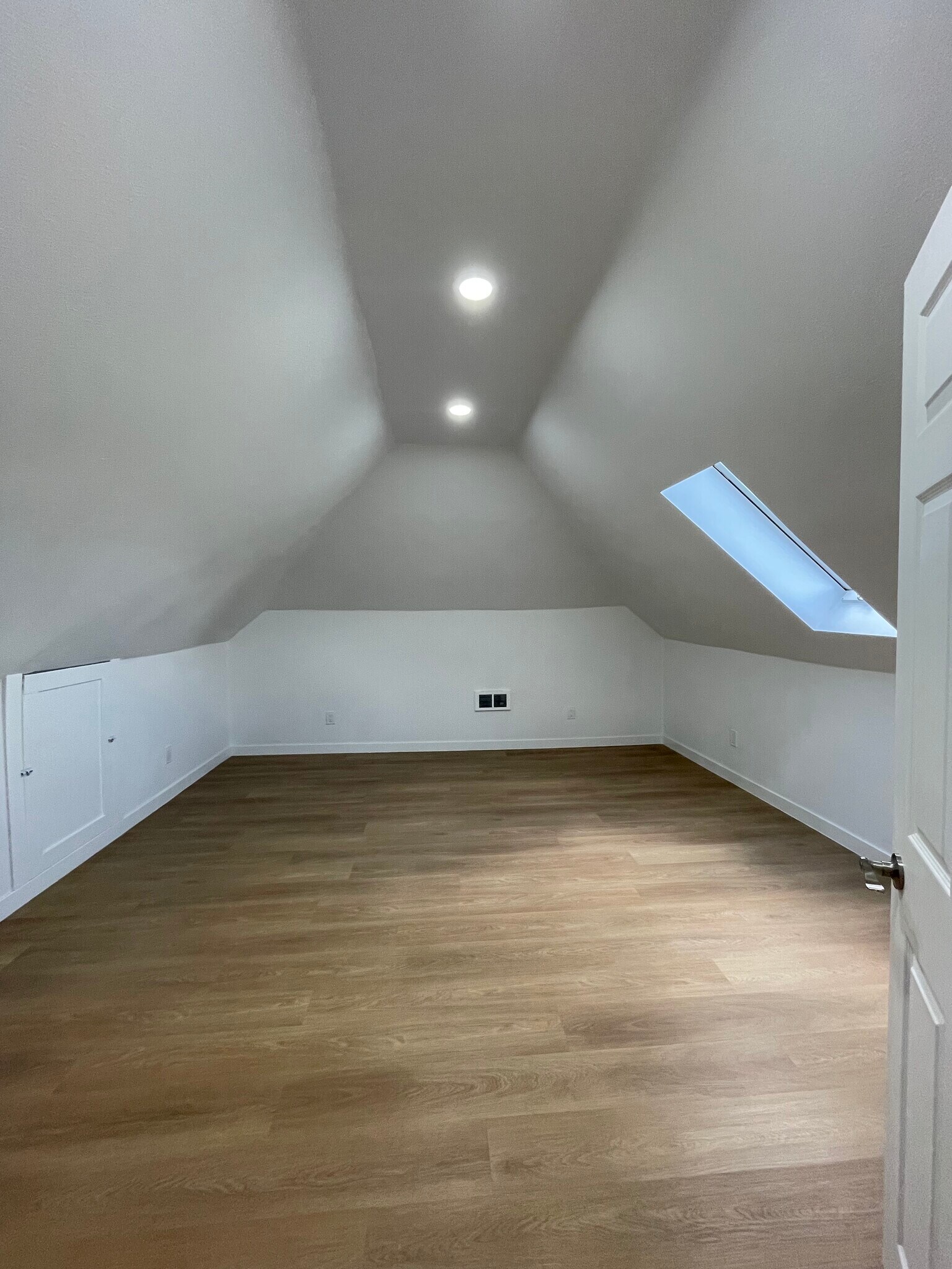 Building Photo - 501 Burnett Ave S