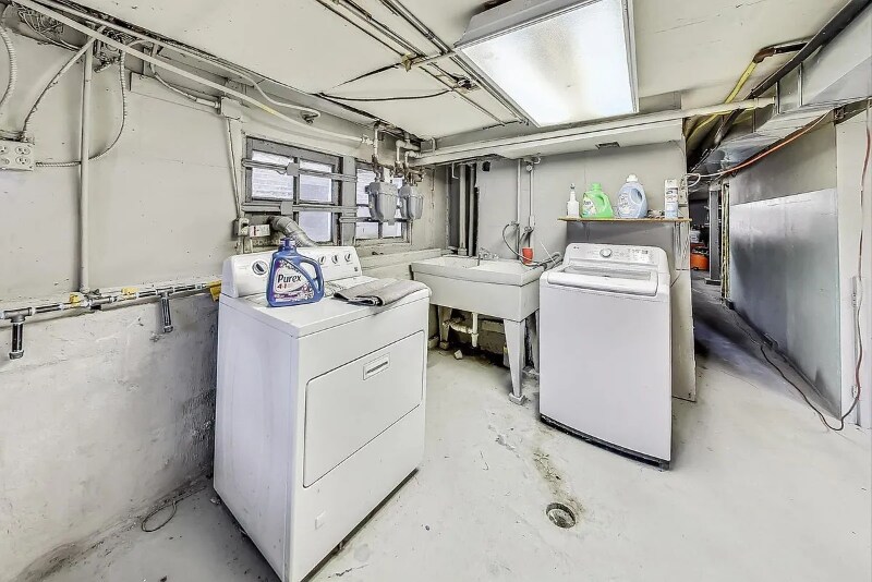 Building Photo - 2541 N Hamlin Ave