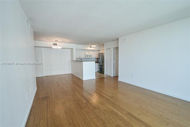 Building Photo - 1155 Brickell Bay Dr