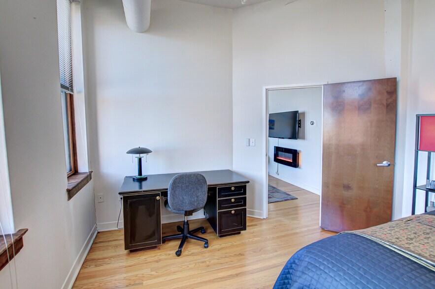 Building Photo - 1133 W 9th St