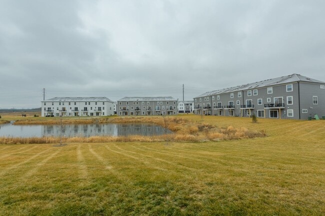 Building Photo - Awesome maple grove 5 bed 4 bath townhome! Pond views, 2 years old!