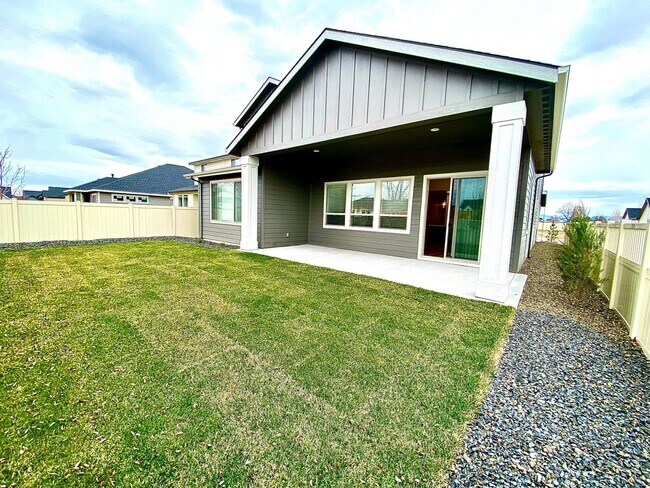 Building Photo - Beautiful Custom 6 Bedroom (2 Primary Bedrooms!) +Office located in NW Meridian