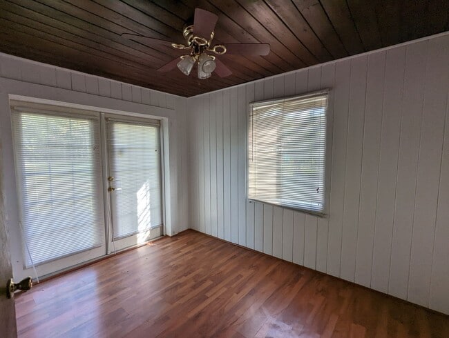 Building Photo - Lovely 2/1 home with beautiful natural wood interior