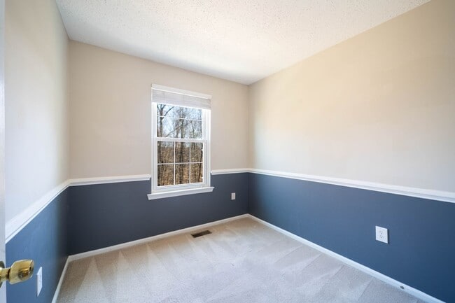 Building Photo - Great 3 BD 3.5 BA Townhome in a great location!