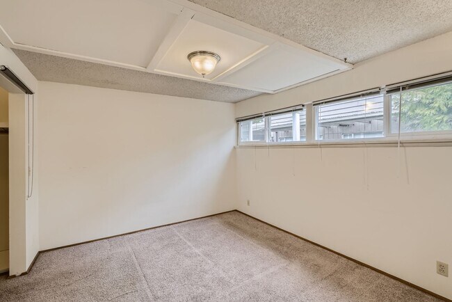 Building Photo - Amazing Open-Concept 1 Bedroom with Skylight in the Heart of Madison Park!