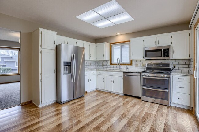 Building Photo - Updated Kitchen!