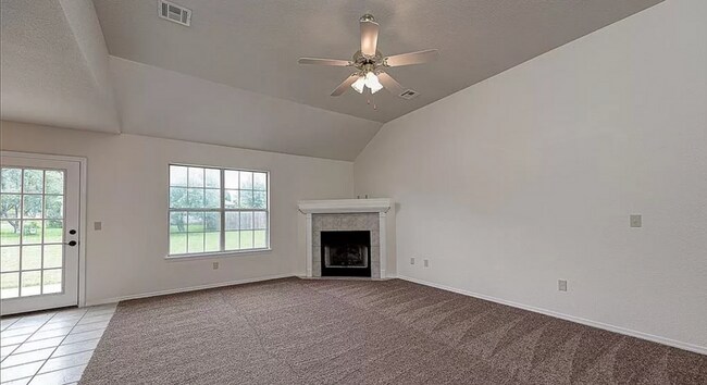 Building Photo - Beautiful 3 Bedroom, 2 Bathroom Home in Ce...