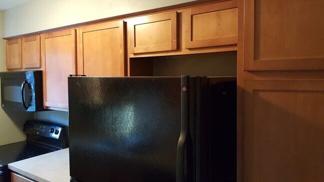 Full Size Refrigerator - 675 Randolph St
