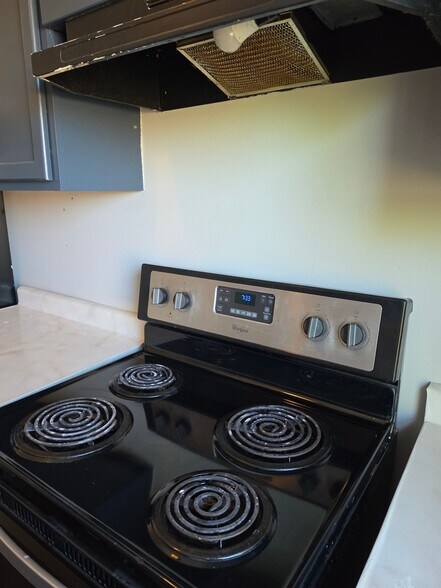 Building Photo - 829 Uhrig Ave