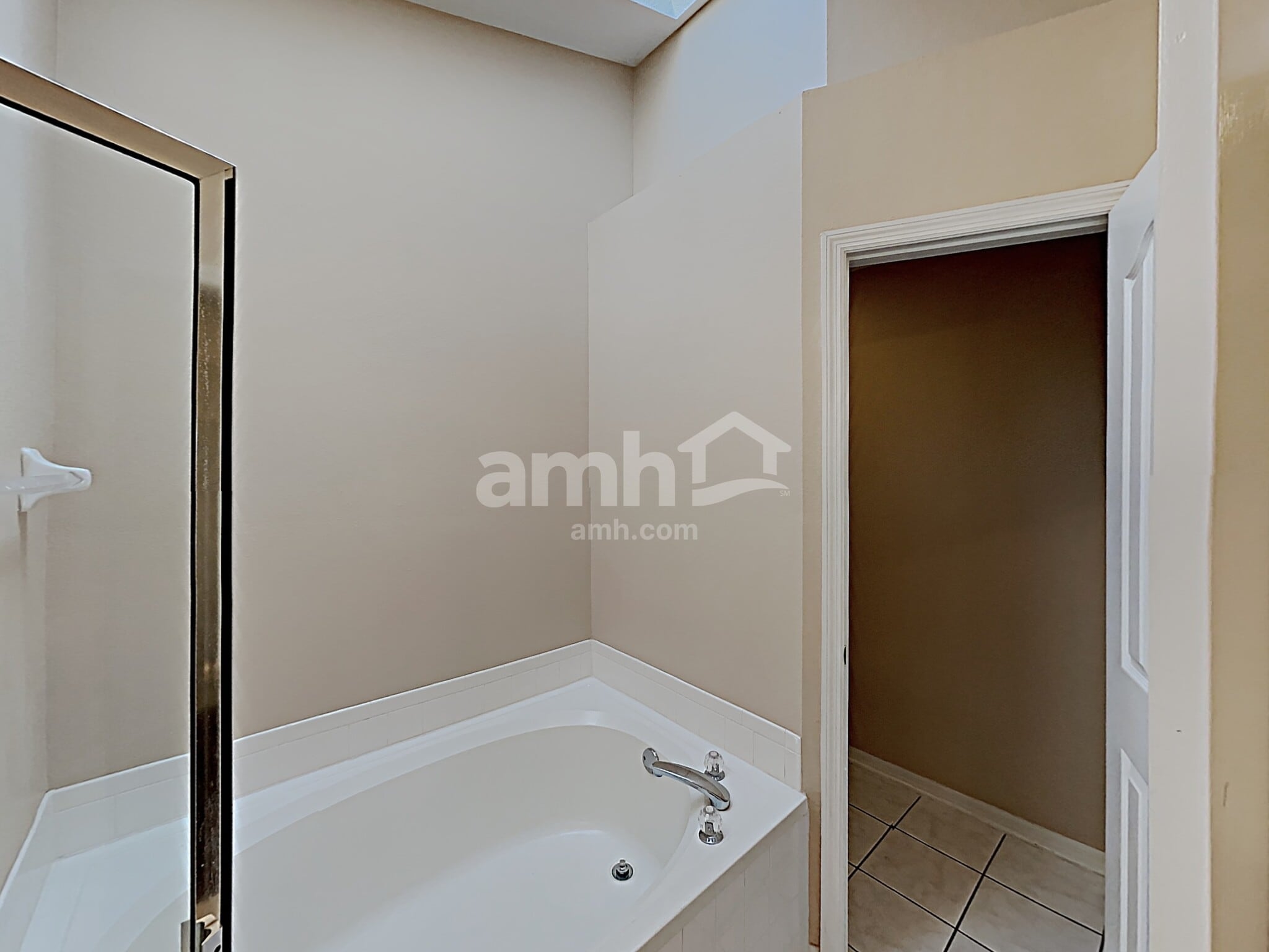 Building Photo - 16502 Lake Heather Dr